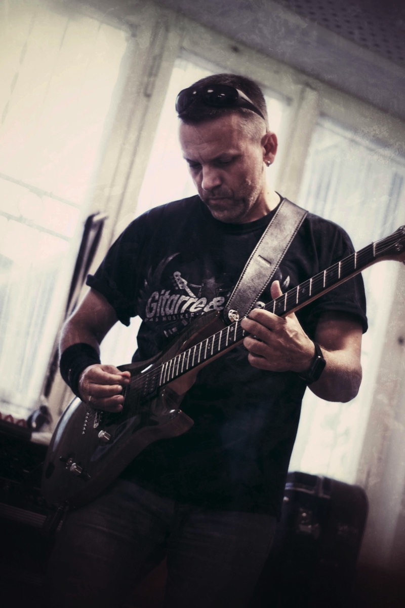 Andreas mit Kiesel Gitarre